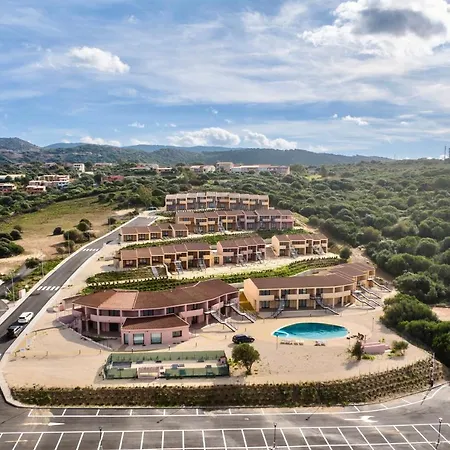 מלון דירות Isa-residence With Swimming-pool In Isola Rossa, With Air Conditioning And Private Outdoor Area