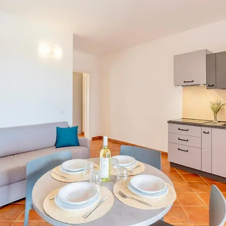 Isa-residence With Swimming-pool In Isola Rossa, With Air Conditioning And Private Outdoor Area איזולה רוסה