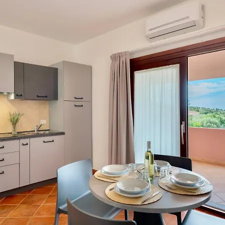 Isa-residence With Swimming-pool In Isola Rossa, With Air Conditioning And Private Outdoor Area מלון דירות איזולה רוסה