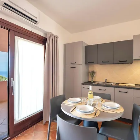 Isa-residence With Swimming-pool In Isola Rossa, With Air Conditioning And Private Outdoor Area מלון דירות